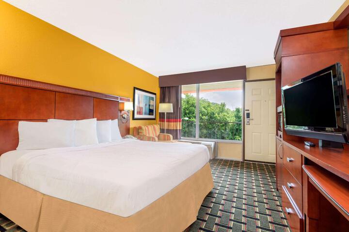 1 King Bed (2 of 4)
