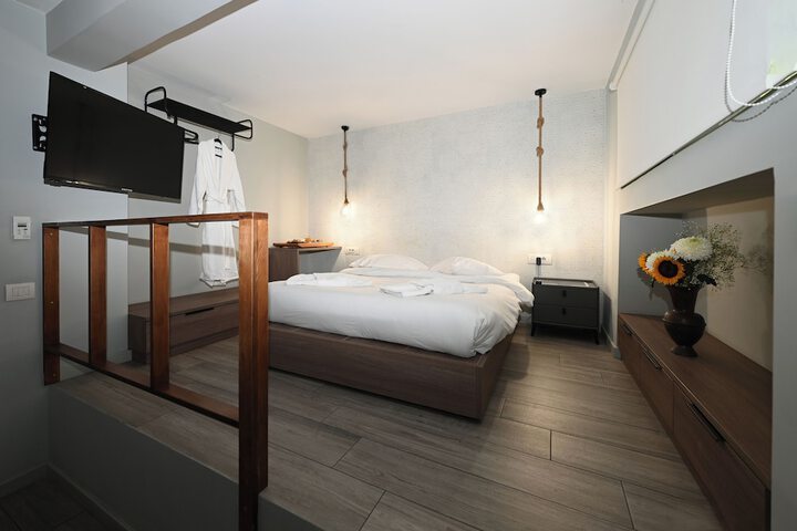 Room 63 of 200