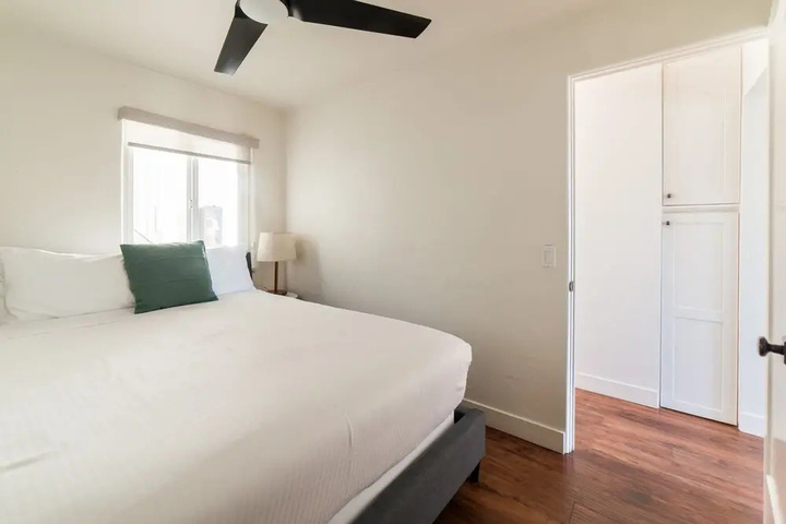 Room 6 of 18
