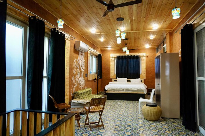 Room 8 of 102