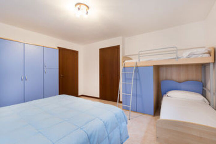 Room 210 of 450