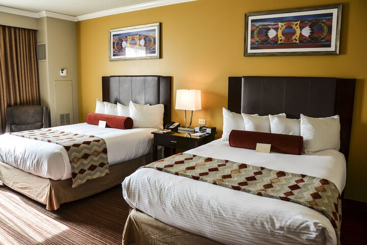 2 Queen Beds (2 of 5)