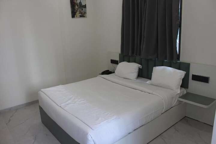 Room 5 of 10