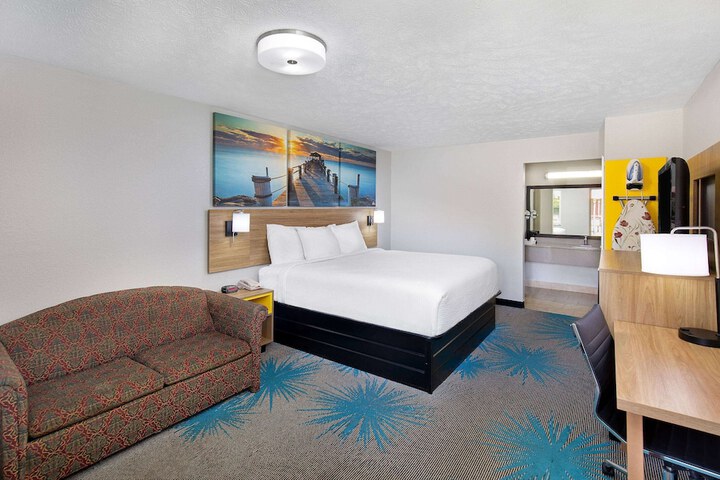 1 King Bed Accessible (7 of 16)