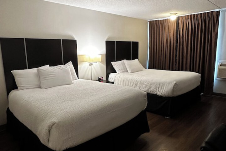 2 Queen Beds (20 of 31)