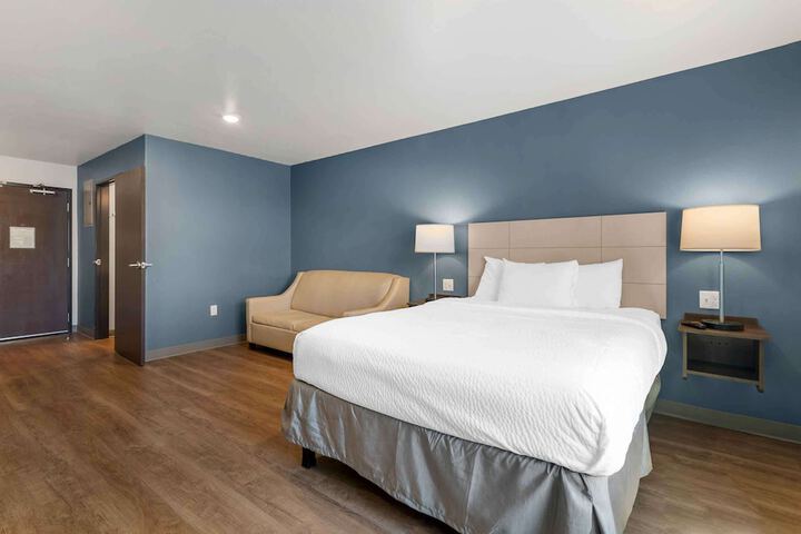 Studio Queen Bed (4 of 9)