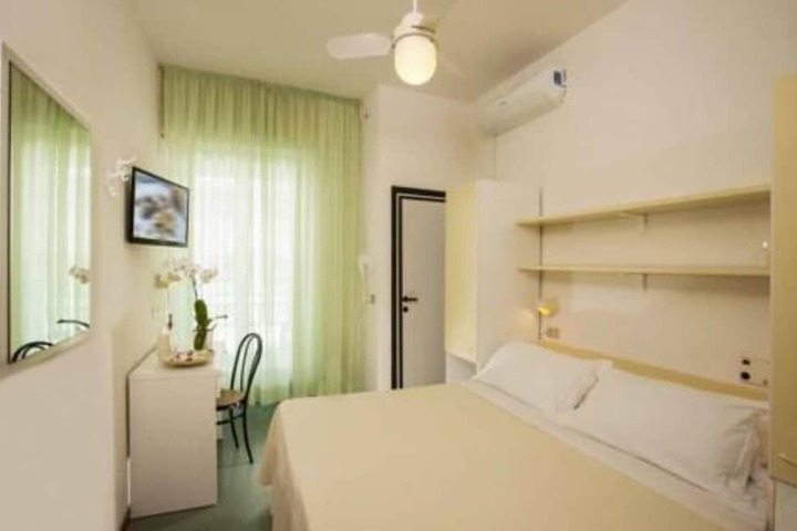 Room 4 of 12