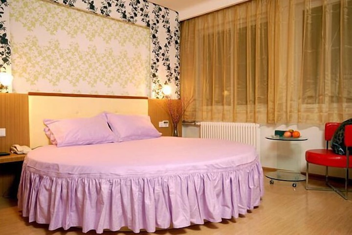Room 7 of 16