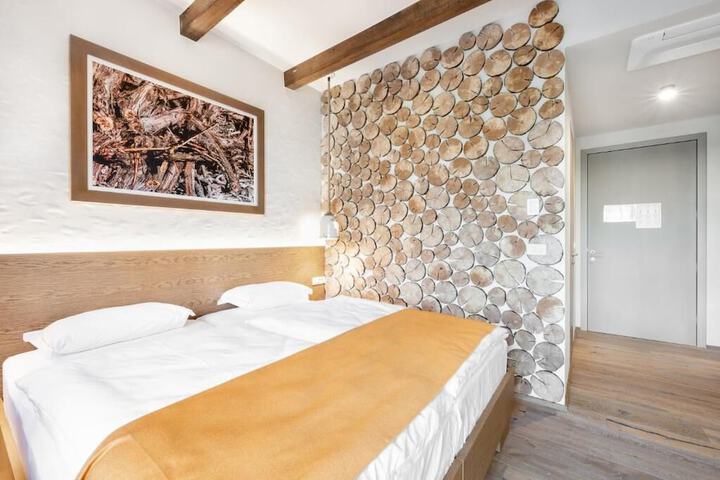 Room 3 of 76