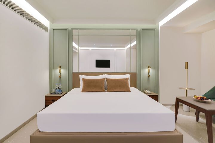Room 10 of 32