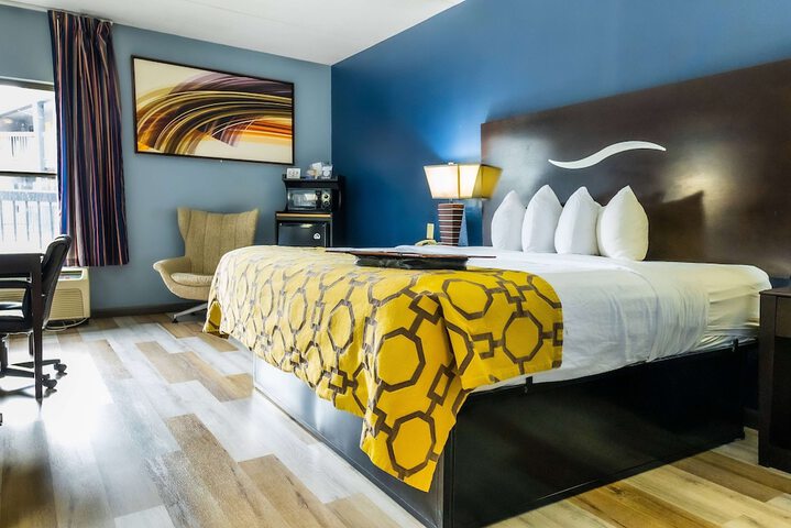 1 King Bed (6 of 40)