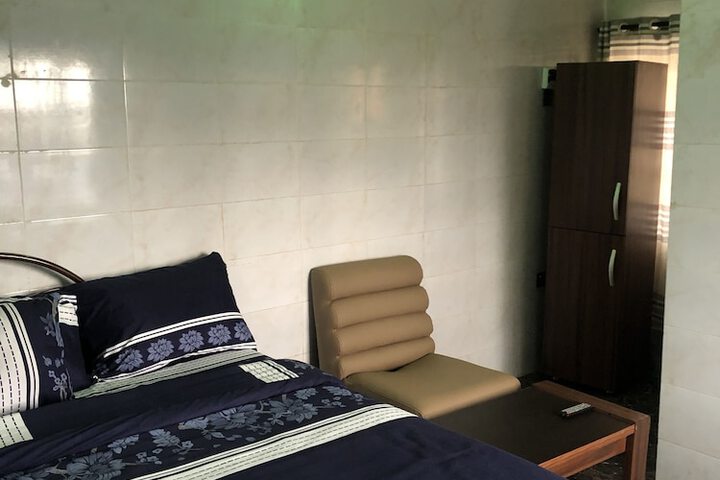 Room 6 of 11