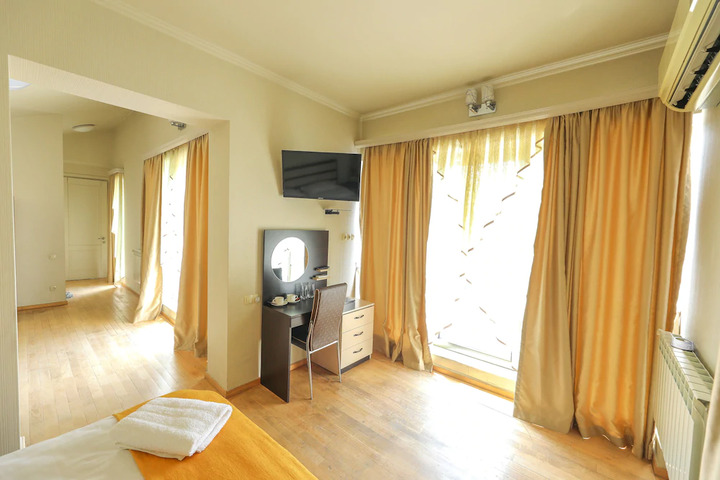 Room 3 of 10