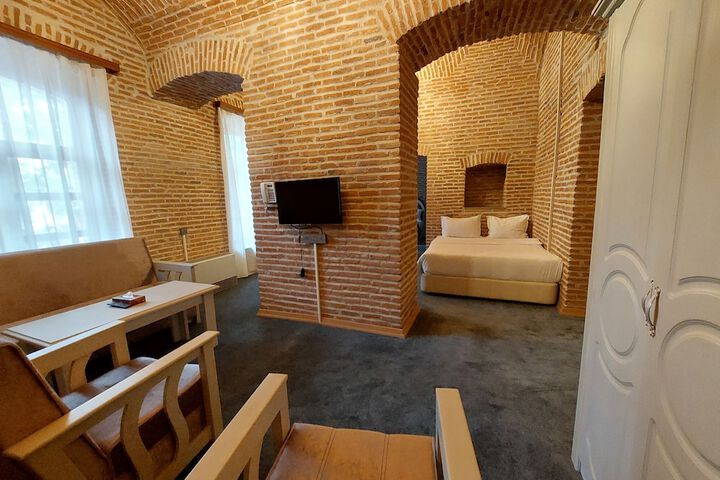 Room 5 of 16