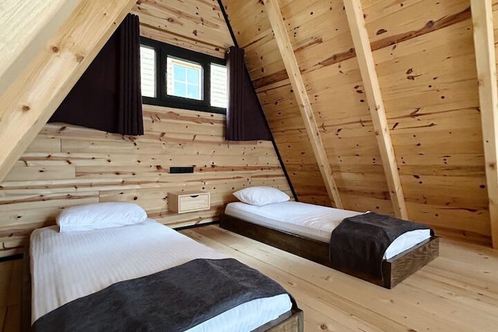 Room 5 of 8