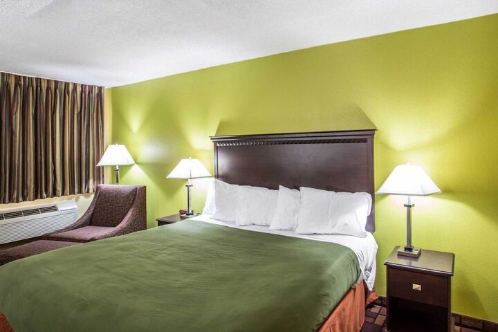 1 King Bed (7 of 8)