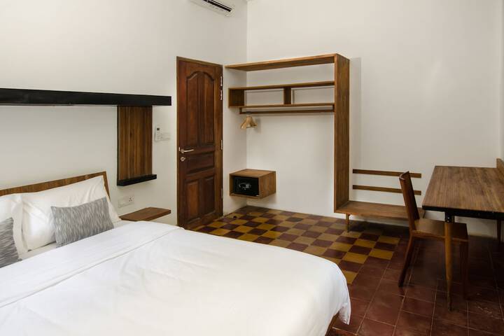Room 6 of 37