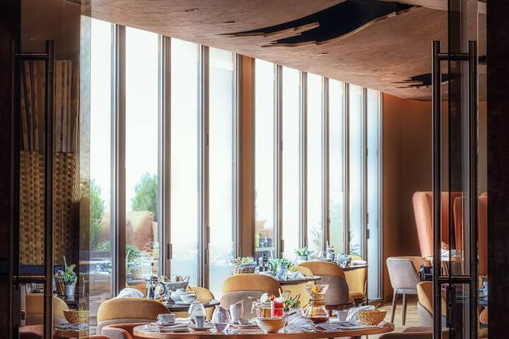 Dining 80 of 130
