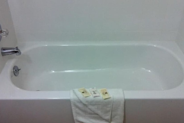 Deep soaking bathtub