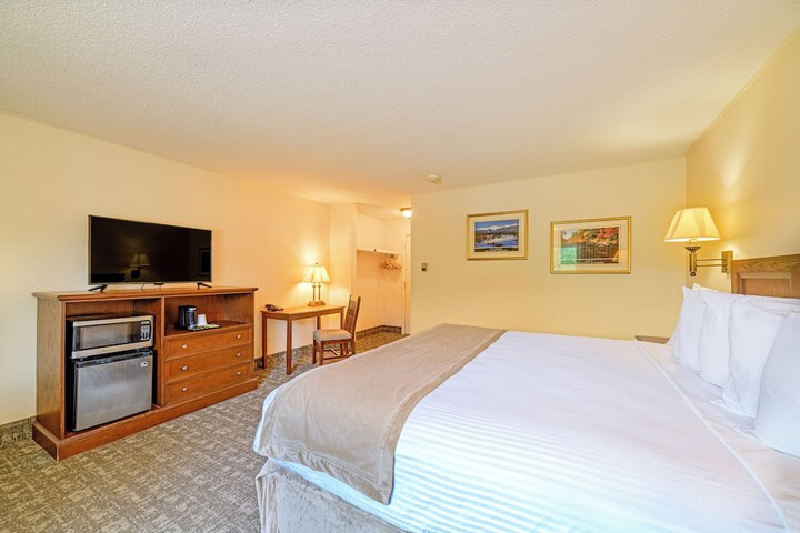 Single Queen Bed (1 of 7)