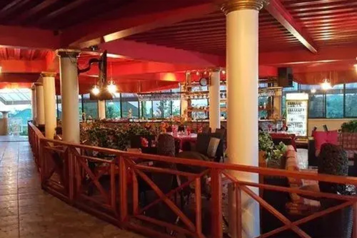 Dining 6 of 8