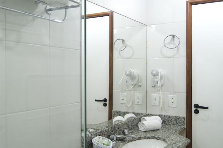 Deep soaking bathtub