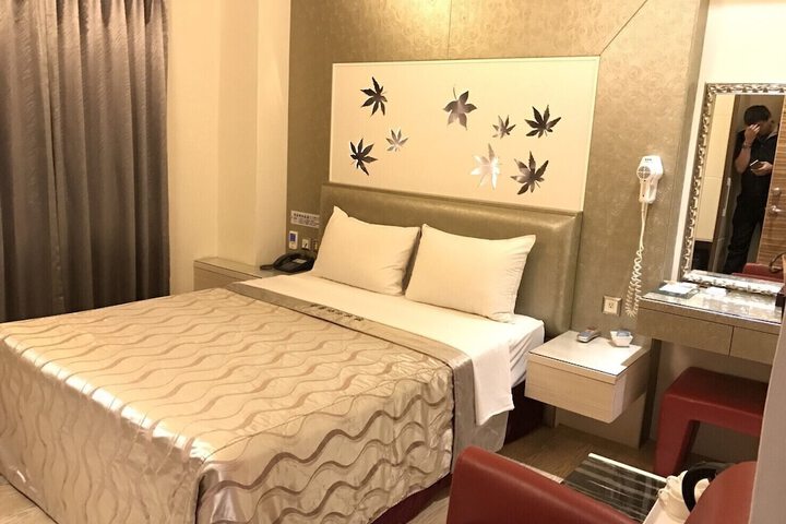 Room 17 of 100