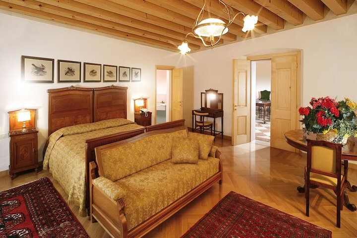Room 4 of 14