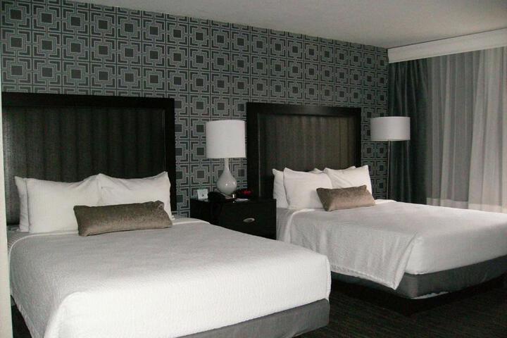 2 Queen Beds High Speed Internet Accessible Microwave and Refrigerator, Coffee Maker Iro (1 of 14)
