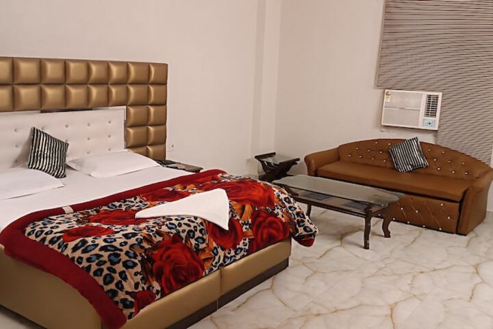 Room 4 of 8