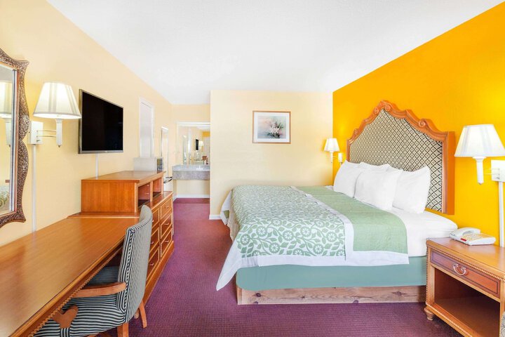 1 King Bed (6 of 9)