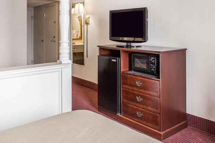 1 Queen Bed (2 of 16)