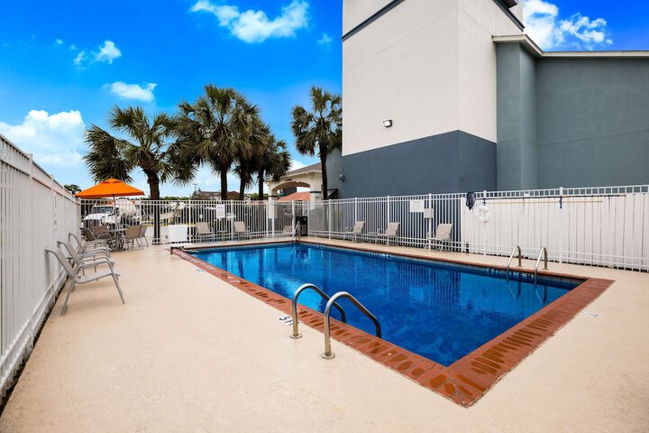 Hotel Pool