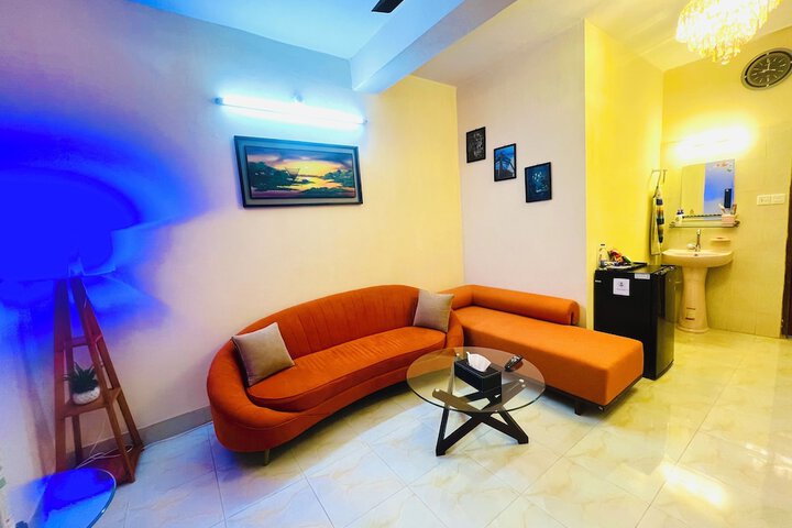 Room 6 of 8