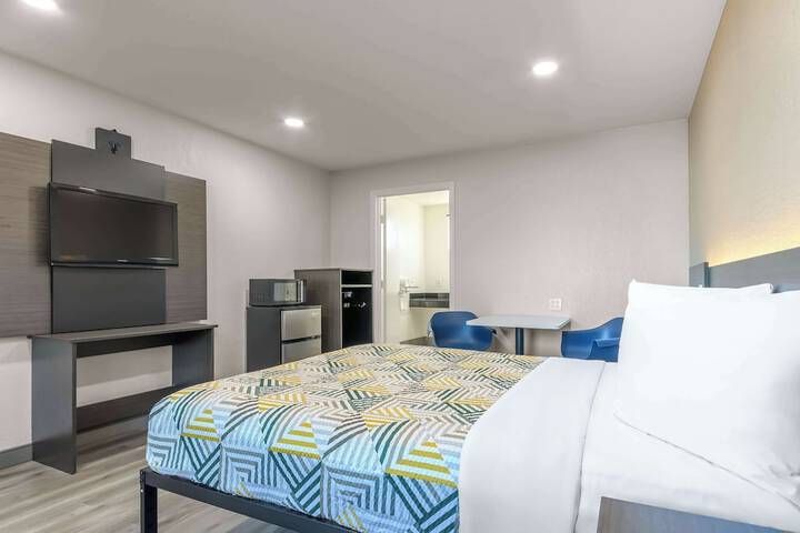 1 Queen Bed ADA Accessible Roll in Shower (9 of 13)