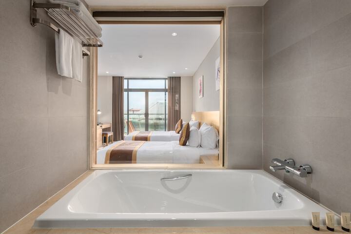 Room 52 of 122