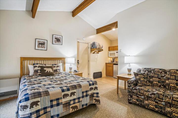 Image of Cedarbrook Queen Studio 210