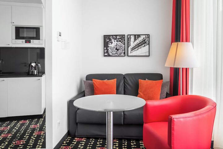 Room 13 of 90