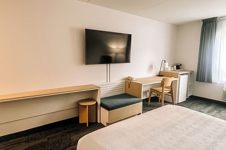 Room 27 of 102