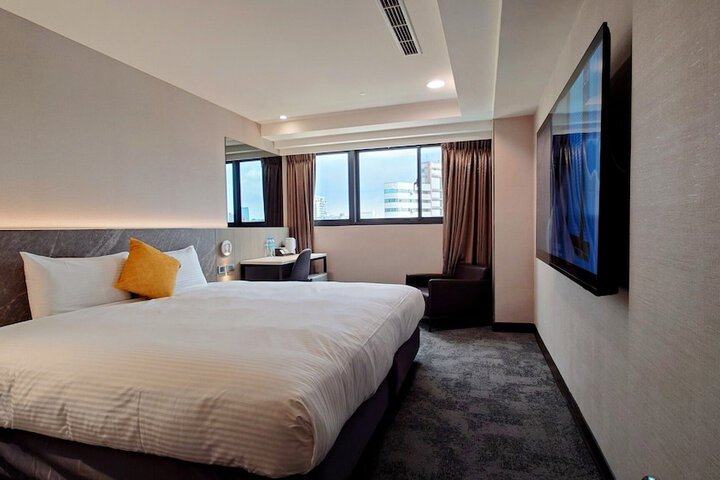 Room 5 of 16