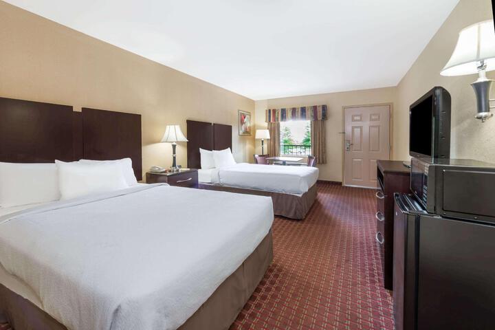 2 Double Beds (3 of 4)