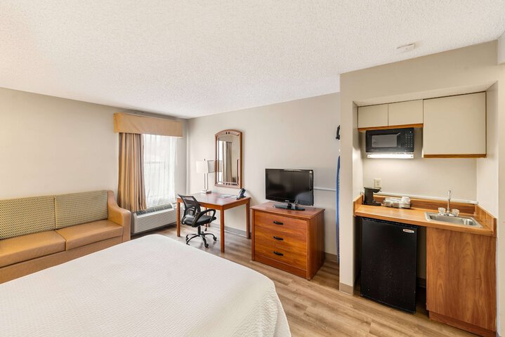 1 Queen Bed Accessible Room (5 of 10)