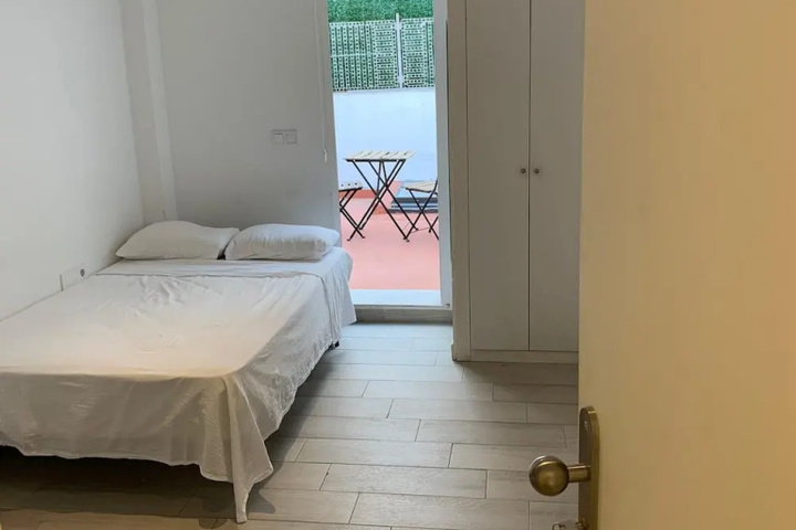 Room 6 of 16
