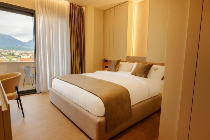 Room 4 of 73