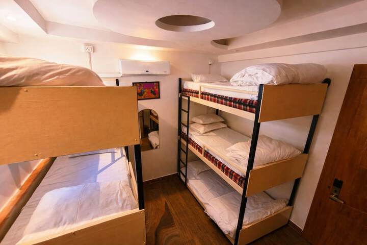 Room 37 of 76