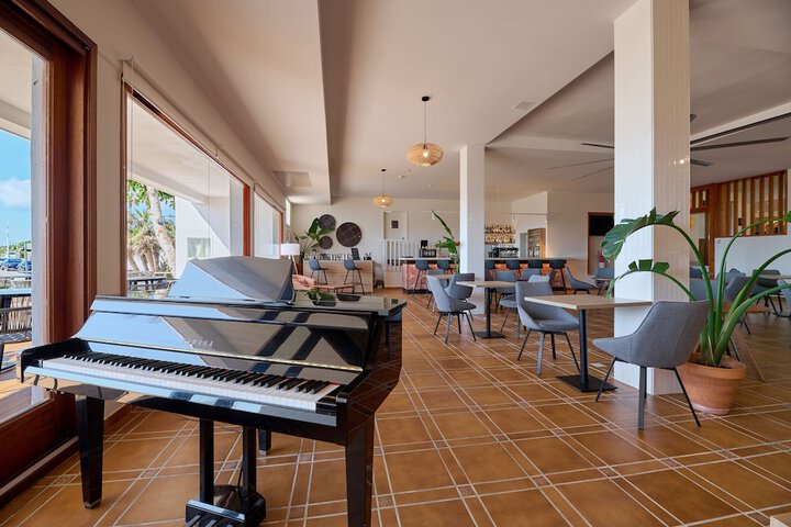 Lounge 78 of 116
