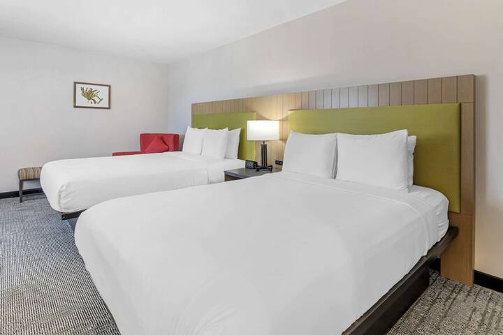 1 Queen Bed (21 of 23)
