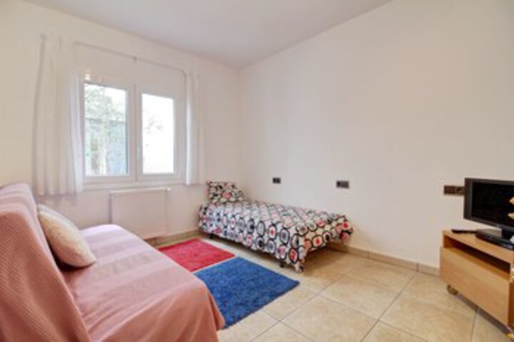 Room 9 of 13