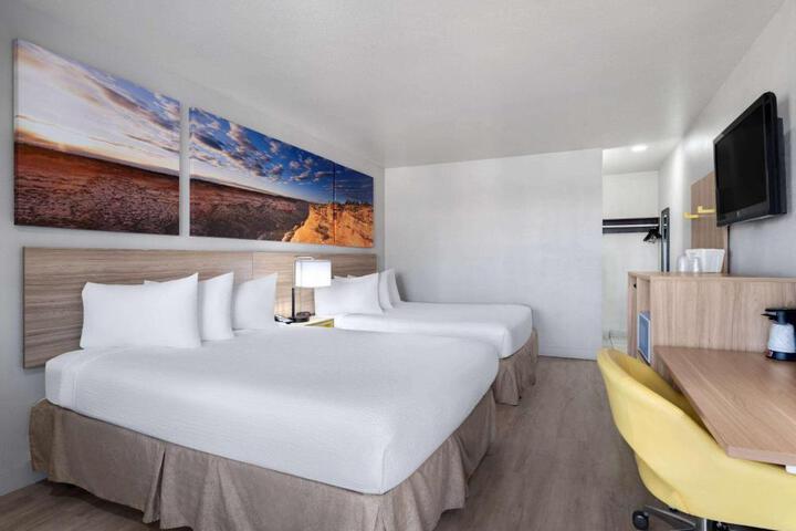 2 Queen Beds (5 of 7)