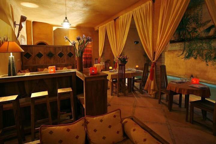 Lobby lounge